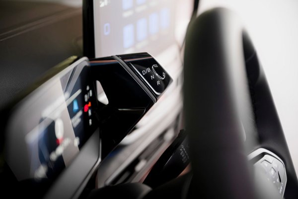Volkswagen ID.4 е двусмислен автомобил. Той има много нестандартни решения в интериорния дизайн - от липсата на климатичен контрол до напълно безумна схема за превключване на предавките. 

В случая, очевидно черпейки вдъхновение от спортните автомобили на Nissan от 90-те години, дизайнерите са инсталира селектор на скорости до таблото - всъщност той е прикрепен директно към екрана на автомобила. Водачът управлява трапецовидния лост, като го завърта в някоя от трите позиции.

Изборът на място за поставяне на скоростния лост е, меко казано, странен. Той не е разположен толкова близо до волана, колкото е при Mercedes, така че няма да можете да го натиснете с върховете на пръстите си. Вместо това ще трябва да посегнете към него. 

Разбира се, Volkswagen заслужава признание за това, че опита нещо ново, но все пак това решение остава много противоречиво.
