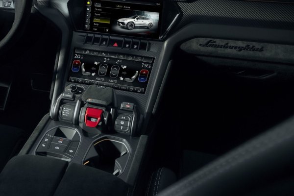 В Lamborghini Urus масивен набор от селектори за различни функции е поставен на традиционно място - точно под централния панел. Вляво водачът може да избира от четири режима на шофиране: Strada, Sport, Corsa и Rally. От друга страна, има режим на шофиране Ego, който може да бъде персонализиран по вкуса на водача.

Под превключвателя Ego са настройките на шасито, кормилното управление и окачването на автомобила. В средата има три бутона, както и индикатори, които показват избрания режим на движение.

Но странността се крие в центъра - в бутона за стартиране. За да се активира трябва да се вдигне червения лост. А смяната на предавките става с големия контролер, поставен отгоре.
