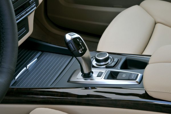 Това решение оказа голямо влияние върху цялата автомобилна индустрия. BMW представи такъв скоростен лост в X5 (E70), който дебютира през 2006. Това беше отклонение от нормата - новият лост всъщност нямаше физическа връзка със скоростната кутия.

В същото време много хора все още не са свикнали да използват такъв превключвател. Бутонът за освобождаване се държи, докато лостът се движи. Водачът натиска лост, подобен на джойстик нагоре за заден ход, надолу напред, надолу и наляво за спортен/ръчен режим. 

През годините BMW промени настройките на скоростния лост, но концепцията остана същата.
