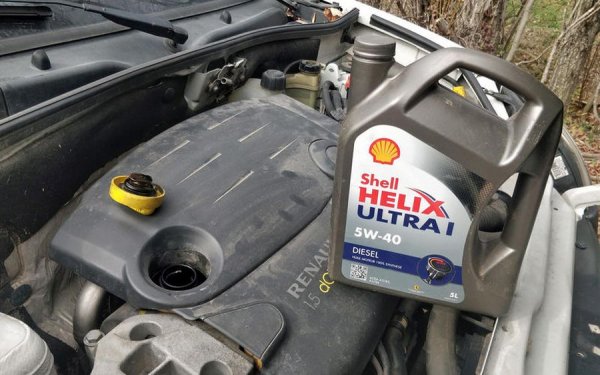 Винаги гледайте какво масло препоръчва производителя за вашия автомобил. Марката която купувате може да не е от толкова голямо значение (99% от маслата идват от няколко рафинерии), но вискозитетът има. Грешното масло ще се износи по-бързо, "по-тънкото" може да не смазва добре, а по-плътното може да циркулира по-трудно в мотора. Имайте предвид и при какви температури карате колата си - едно е в Аляска, друго е в Дубай. И накрая, ако колата ви е предвидена за синтетично масло - използвайте него, а не минерално или полусинтетика.