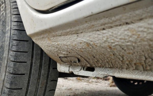 Повечето коли имат по две точки за вдигане с крик от всяка страна - една зад предното колело и една пред задното. Тези точки са достатъчно усилени, за да издържат теглото на колата, когато я вдигате. Ако сложите крика на грешно място може да повредите различни структурни части като праговете и пода. Да не говорим, че колата може да падне от крика и да ви пребие сериозно.