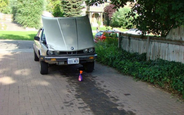 Сещайте се да поглеждате под колата си от време на време, за да се уверите, че тя не "маркира територия" с една или няколко течности. Ако забележите теч, разберете откъде идва и се погрижете да го отстраните своевременно. Най-чести са течовете на масло и охладителна течност, а най-опасно е изтичането на спирачната течност.