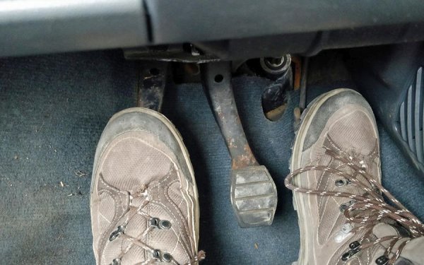 Ако колата ви е с механични скорости, най-прекрасният начин да убиете съединителя преждевременно е да карате с крак върху левия педал. Дръжте крака си встрани от педала, тъй като и най-малкия натиск започва да го ангажира.