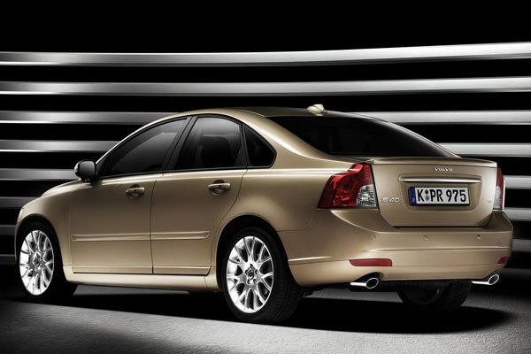 Задните светлини са качени с 3 см по-високо, нова е и хром лайсната над номера