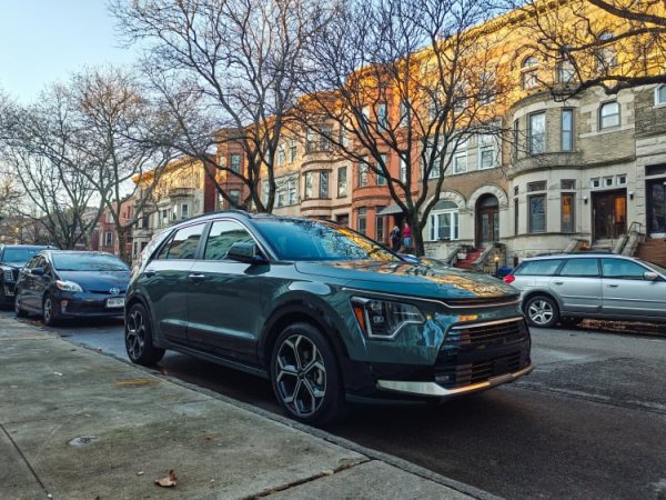 Подобно на своя не-plug-in еквивалент, Niro PHEV е изправен пред същите проблеми при препродажба - компактни размери, само предно задвижване и ограничена разпознаваемост на името. Въпреки че предлага малък пробег само на ток, стойността на употребяван plug-in хибрид е силно променлива в зависимост от предпочитанията на купувача и цените на горивата. Тази версия също се обезценява с 47,6% за пет години, или около 14 450 евро, което я прави една от по-слабо представящите се в категорията на хибридите.
