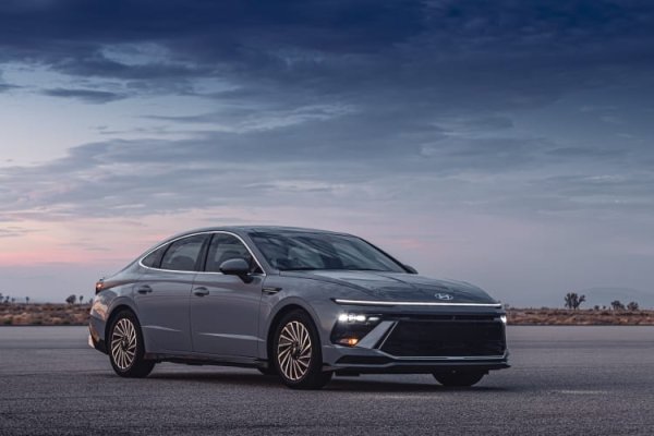 Sonata Hybrid е стилен, ефикасен и пълен с функции, но въпреки това губи почти половината от стойността си за пет години. Това поставя модела доста зад преките му конкуренти като Camry Hybrid. Част от проблема може да се дължи на възприятието на марката Hyundai на пазара на употребявани автомобили и относително ниския процент на покупка сред новите купувачи на Sonata, което намалява познаваемостта и търсенето в сегмента на колите втора ръка.
