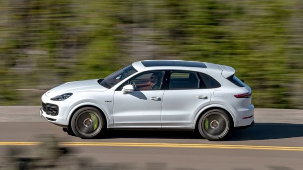 Въпреки производителността и привлекателността на марката, Cayenne Hybrid все още е доста над средното по отношение на обезценяването на хибридните автомобили. Луксозните хибриди обикновено губят от цената си по-бързо и Cayenne не е изключение - средно над 44 000 евро за пет години. Високите разходи за поддръжка и бързите технологични промени вероятно допринасят за стръмния спад.
