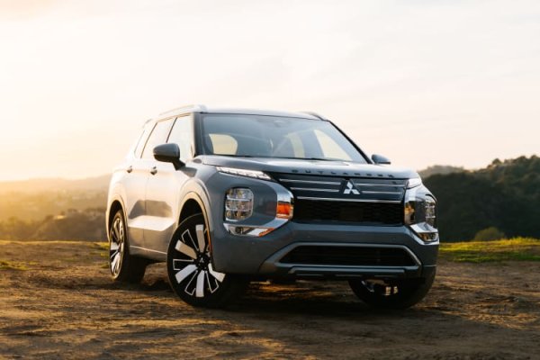 Plug-in хибридът Outlander на Mitsubishi някога беше пионер в този сегмент, но по-новите и по-добре оборудвани конкуренти го изпревариха. Остарелият интериор на модела и не особено впечатляващият електрически пробег вероятно играят роля за високото му обезценяване. След първите пет години той губи повече от 53% от стойността си - около 19 000 евро - което го прави сериозна инвестиция въпреки хибридното му задвижване.
