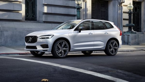 Volvo XC60 миксира скандинавски дизайн с ефективност на plug-in хибрида, но стойността му при препродажба разказва различна история. С 57,4% обезценяване и над 29 300 евро загубена стойност след пет години, той се нарежда сред най-лошите в това отношение. Въпреки високите оценки за безопасност и премиум интериора, купувачите са предпазливи от високите разходи за ремонт и бързо развиващите се plug-in технологии. В комбинация с пренаситения пазар на луксозни SUV-ове, XC60 се бори да се задържи в света на употребяваните автомобили.
