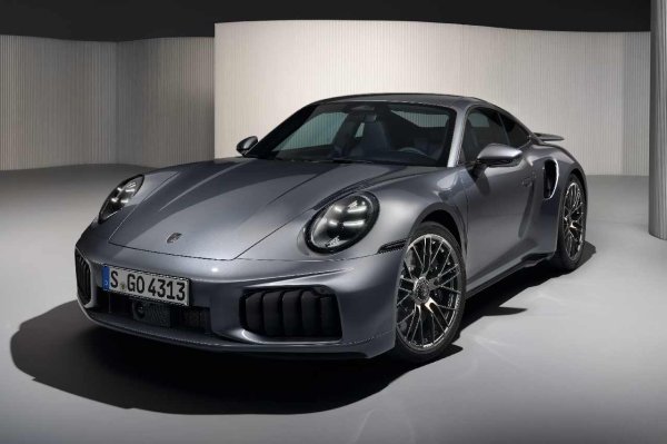 Porsche 911 Turbo заема уникално място в автомобилния свят, като предлага почти хиперавтомобилна производителност на всички нива в пакет, подходящ за ежедневно шофиране. Тази рецепта стана още по-сладка за 2026 г., тъй като Turbo S получава версия на задвижващия агрегат T-Hybrid на Porsche, произвеждащ изумителните 701 к.с.

За да се предаде тази мощност на асфалта, моделът има по-широки задни гуми и нова каучукова смес, както и бързодействаща система за задвижване на всички колела. Други подобрения за 2026 г. включват по-големи спирачки и актуализации на окачването. Както и преди, кабрио версията излиза още 14 000 долара отгоре.
