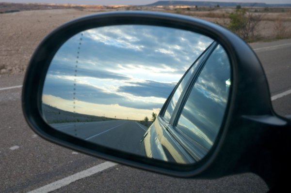 „Мъртвите’’ зони са участъци от пътя, които остават невидими за водача, дори когато се използват страничните и вътрешните огледала. За да се сведе до минимум рискът от инциденти при смяна на лентата или изпреварване, много съвременни автомобили са оборудвани със система за наблюдение на мъртвите зони. Той работи заедно с огледалата за обратно виждане и предупреждава водача, ако има друга кола или препятствие в мъртвата зона.

Тази функция обикновено се реализира чрез индикаторни светлини на огледалата, които светват при откриване на опасност. При някои модели е възможен дори клаксон или вибрация на волана.