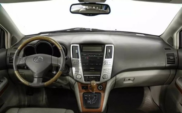 Проблем при Lexus може да бъде боята, която не е особено издръжлива. Интериорът е сглобен висококачествено, но устойчивостта на износване на материалите е ниска. Трябва да се внимава и с шасито, което ревизия. Така че, когато купувате, не забравяйте да слушате всички външни звуци. Лагери на колела, сачмени лагери, стабилизатори и амортисьори изкарват до 100 000 км. Накладките и спирачните дискове обаче се износват бързо. И задните апарати често се окисляват и заклинват. 