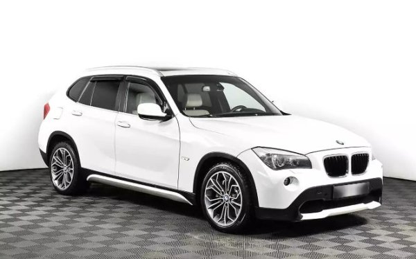 Първото поколение X1 се продаваше добре заради доброто си съотношение цена-качество (особено при премиум-марките). По същата причина се търси и на вторичния пазар. В посочения бюджен влизат 10-годишни автомобили, които са с добра надеждност, но това до гояма степен зависи от модификацията. Не трябва да се преследват топ-версиите с мощни бензинови двигатели, а да се обърне вниманите на по-слабите варианти. Те са с по-ниско оборудване, което може да бъде проблем за някой.