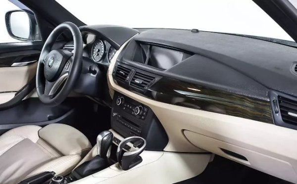 Като цяло трябва да се следите нивото на маслото в двигателя, което най-често излиза през уплътнението на обтегача. Задвижването на всички колела при X1 е по-добре да се комбинира с 2,0-литров турбодизел (N47). Този мотор консумира по-малко масло, но има и други недостатъци. Освен това те са еднакви за всички версии на този агрегат, независимо от мощността (177, 184, 204, 218 к.с.). 

В допълнение към изискването за качество на горивото, те износват ангренажната верига. Смяната е трудна и скъпа, тъй като се намира в задната част на двигателя. Най-надеждни са механичните кутии. От машините по-малко капризна е 6-степенната ZF. За да удължите живота на машината, трябва редовно да сменяте течността, поне частично.