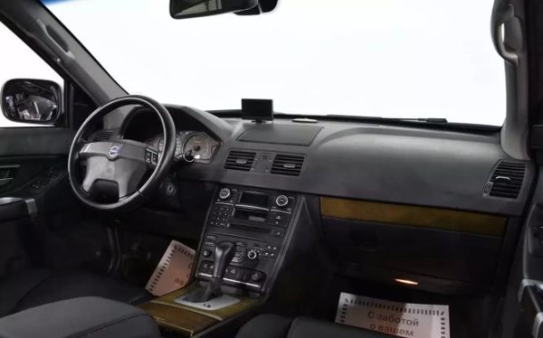 По-малко проблеми има с бензиновите T5, въпреки че също е чувствителен към прегряване. Автоматични скоростни кутии Aisin са издръжливи, но не забравяйте да смените течността в централния съединител на Haldex. В допълнение към поддръжката си струва да се погрижите за неговата защита - доста лесно е да демонтирате съединителя от колата. Същото важи и за скъпата предна оптика, която също е преследвана от крадци.

Като цяло XC90 има бавно остаряващ външен вид. Интериорният дизайн изглежда обикновен, но материалите са много добри. Кожата на волана, седалките и капака на селектора се изтрива не по-рано от 200 000 км. 