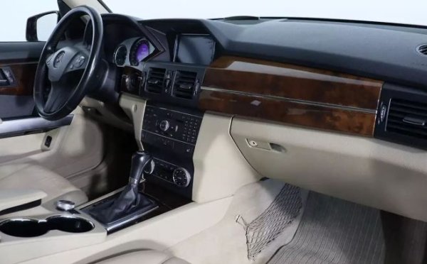 Ако GLK не е попадал в сериозни инциденти, не трябва да се притеснявате за външния му вид - качеството на боята е високо. За съжаление, през годините в интериора на Mercedes се използват все повече и повече евтини материали. Но качеството на изработка остава високо.