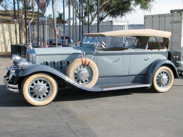 Започваме с най-голямата легенда в индустрията &ndash; Чарли Чаплин. Луксозният Pierce-Arrow  в син цвята с на каросерията Dual Cowl Phaeton (143 означава удължена версия) става собственост на актьора през 1929 г.  Автомобилът се задвижва от редови мотор с обем 6,0 литра и мощност 125 к.с., който позволява развиване на 137 км/ч.

През 2011 г. реставрираният кабриолет е пуснат в еBay за продажба със стартова цена от 88&nbsp;000 долара, като пробегът му по това време е 4000 км. Колата е част от колекцията на бизнесмена Анди Гранатели.