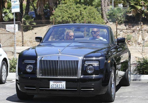 Ето един фен на ефектните автомобили, който е и един от най-добрите комедийни актьори. Когато навън е слънчево, Еди Мърфи сяда за волана на шикозния черен Rolls-Royce Phantom Drophead Coupe с мек свалящ се покрив и хромирани джанти. Впрочем, в гаража на комика има още Mercedes-Benz SLS AMG (също черен), Aston Martin Vanquish, Rolls-Royce Phantom и Ferrari 599 GTB Fiorano.