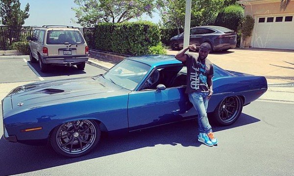 Един от най-известните комедийни актьори &ndash; Кевин Харт в момента се &bdquo;прочу&ldquo; през есента на 2019 г., когато катастрофира тежко с един от легендарните автомобили на Америка -- Plymouth Barracuda. Комикът си подарил колата за 40-ия рожден ден и след като тя била реставрирана, решил да я види в движение. Резултатът е излитане от пътя и преобръщане в дере. По-късно се оказва, че Харт не е бил зад волана на автомобила. 

Впрочем, актьорът е голям фен на мощните и бързи коли, като в гаража си има още Ferrari 488 GTB, Pontiac GTO, Mercedes-Benz SLS AMG, Mercedes-Benz G-Class, Ferrari 458 Spider.