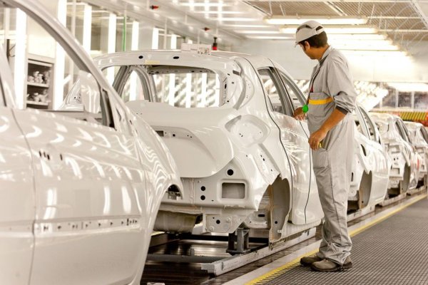 Продажби през 2019: 3.8 млн. автомобила
През пролетта на 2018 година акциите на Renault се търгуваха по 98 евро. Но после дойде скандалният арест на Карлос Гон, свиването на основни пазари през 2019 и като капак - коронавирусът и мерките срещу него, блокирали напълно компанията за почти два месеца. Днес акциите се търгуват по 17.48 евро.
