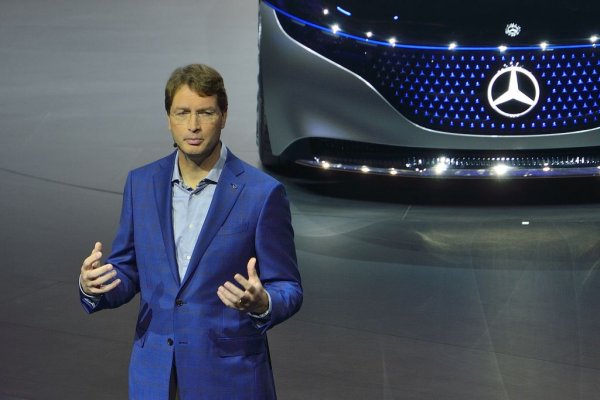 Продажби през 2019: 2.62 млн. автомобила
Книжата на производителя на Mercedes-Benz спаднаха до 22 евро при обявяването на блокадата заради коронавируса, оттогава се възстановиха до нива от 28 евро. Но това е твърде далеч от нивата преди пет години, докато се търгуваха по 80-85 евро парчето. 
