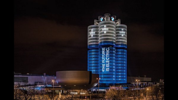 Продажби през 2019: 2.5 млн. автомобила
На 20 март книжата на BMW стигнаха до рекордно ниските 41 евро, сега се търгуват малко над 46 евро. През 2016 цената надхвърляше дори 100 евро. Но сега главният изпълнителен директор Оливер Ципсе предупреди, че компанията се подготвя за година с нулева печалба - нещо, което не се случи дори при финансовата криза през 2008-2009, и това не мотивира особено пазарите.
