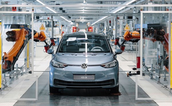 Продажби през 2019: 10.34 млн. автомобила
Обикновените акции на германския гигант се търгуваха по 121 евро в края на последната борсова сесия, след като по-рано през март бяха паднали до 93 евро заради коронавируса и принудителната карантина. Все още не са се възстановили до нивата отпреди Дизелгейт (229 евро през март 2015). Парадоксалното е, че оттогава VW се радва на рекордни печалби и на доста по-висок марж.
