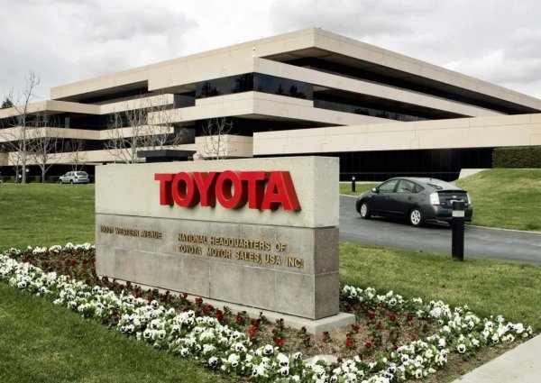 Продажби през 2019: 9.69 млн. автомобила
Книжата на най-големия японски производител също усетиха ефекта на коронавируса, падайки от 7837 йени през февруари до 6265 йени (54 eвро) в средата на май. Но и това е далеч над нивото от юли 2016, когато разколебаната увереност на инвеститорите ги смъкна до 5055 йени. 
