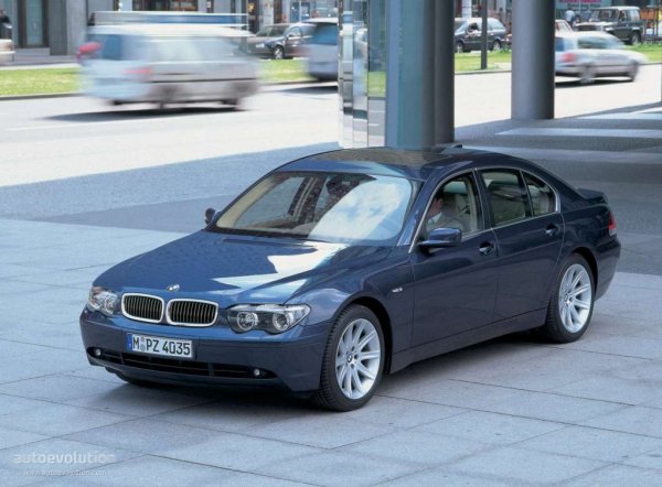 Новата 7-а серия, дебютирала през 2001 година направи така, че Крис Бенгъл да натрупа световна слава, но не точно по начина, по който дизайнерът се е надявал. Но точно с тази лимузина дебютират и много удачни решения, които се използват от BMW и днес, като системата iDrive или джойстика на автоматика и т.н.
