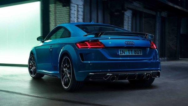 Спортният автомобил ще се предлага и като купе, и като роудстър със специален спортен пакет. Той е достъпен за версията с 2.0 (45) TFSI S tronic с мощност 245 к.с., като се разпознава по 19-цоловите джанти, черните декоративни елементи и ексклузивните интериорни детайли. 

Име: Audi TT S line Competition plus 

Клас: купе и роудстър 

Двигатели: бензин 

Старт на продажбите: март 2021 г. 

Цена: около 48 540 евро