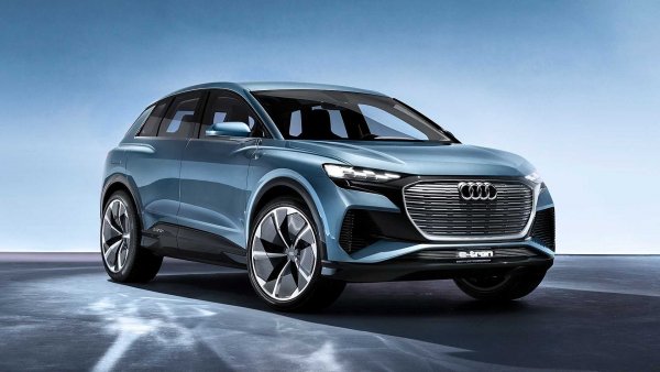 С Q4 e-tron лятото носи още едно голямо ново Audi, което представлява първата стъпка на баварския производител в областта на електрическите компактни кросоувъри. Използването на модулната платформа MEB на Volkswagen, която е в основата на Skoda Enyaq iV и Volkswagen ID.4, дава възможност за два електрически мотора с обща мощност около 300 к.с. и пробег от над 450 км в топ-версията. 

Име: Audi Q4 e-tron 

Клас: компактен SUV 

Двигател: електрически 

Стартиране на продажбите: август 2021 г. 

Цена: все още не е известна 