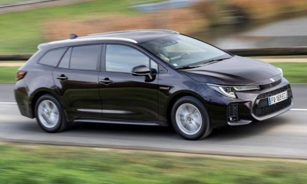 Това е почти близнак на Toyota Corolla, резултат от търговско споразумение, подписано между двата японски гиганта. При Swace решетката се променя и логото на Suzuki се премества малко по-високо. Страните и задната част остават верни на успешния дизайн на Corolla. Както и хибридната система.
Багажникът е с деклариран базов капацитет от 596 литра, но може да достигне 1606. 

Двигателят, както и при Corolla, е 140 HP 1.8 хибриден цикъл Aktinson, подпомаган от e-CVT автоматична скоростна кутия. Максималната скорост е само 180 км/ч, докато ускорението 0-100 км/ч удря чак 11,1 секунди. Разход в съответствие с чист пълен хибрид е 4,5 л/100 км.