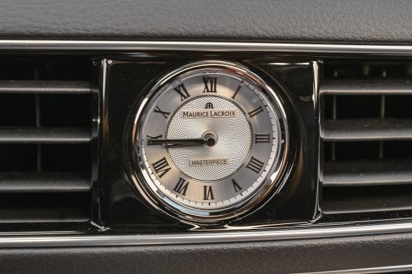 Ако си мислите, че за съзерцаването на швейцарски часовници в салона на автомобилите трябва да извадите десетки или стотици хиляди евро, то има и сериозни изключения. В случая, доста по-бюджетно е предложението за корейския седан Kia K900, който сам по себе си е на цена от около 49 500 евро и дори в базовата си версия има красив хронометър от компанията Maurice Lacroix.

За разлика от   Breitling и IWC Schaffhausen, чиято история датира още от по-миналия век, производителят на премиум часовници от Швейцария Maurice Lacroix е доста млада за бранша компания - създадена е през 1975 г. Но тук има и символика - някъде през онези години (по-точно 1973), корейците стартират автомобилното си производство с модела Brisa, след като десетилетия са се занимавали с велосипеди и мотоциклети.