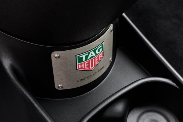 Още един интересен пример идва от Италия, в лицето на лимитирания Abarth 595 Competizione by TAG Heuer. Малката "оса" е оборудвана с 1,4-литров турбомотор със 180 к.с. и 250 Нм, като ускорява от 0 до 100 км/ч за 6,7 секунди. Моделът е пуснат в серия от едва 30 екземпляра, а в присъствието му тук има известна уловка: в интериора на машината няма стационарен часовник, а с всяка кола идва хронограф TAG Heuer Carrera с 41-милиметров корпус о характерния скорпион на циферблата.

Визуалните разлики на лимитирания модел спрямо конвенционалния 595 Competizione се свеждат до логата на часовникарската компания на предните калници и алуминиевата табличка за чаши в салона.