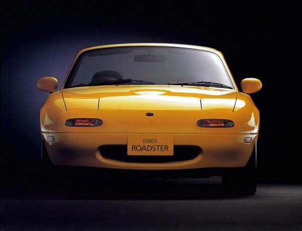 В онези дни Mazda вече е известна със своите спортни автомобили с ванкелови двигатели, но иска да допълни този уникален силов агрегат и спортния дух на някои от моделите си със собствена, отделна марка. Така се ражда експериментът Eunos &ndash; един от първите подбрандове на Mazda, създаден да задоволи нуждите на различен тип клиентела.

Позиционирана като по-престижна, макар и не непременно луксозна, марка с акцент върху удоволствието от шофирането, Eunos е нещо като японска интерпретация на BMW. Името очевидно е съставено от старогръцкото "eu", което означава "добър", и "nos" &ndash; съкращение от английското "numbers" (числа). Накратко, Eunos е закачлив синоним на фразата "множество добри неща" &ndash; точно това, което моделната ѝ гама трябва да олицетворява. 
