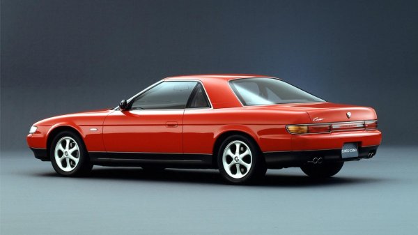 Изненадващо, дилърствата на Eunos в Япония действат и като вносители и прекупвачи на Citroen, затова модели като Roadster и Cosmo се продават рамо до рамо с версии на Citroen XM с десен волан. За разлика от повечето други експериментални подмарки, Eunos е насочена не само към японския, но и към австралийския пазар. Лансирана през 1989 г., марката просъществува едва до 1996 г., след което всички оцелели модели на Eunos са интегрирани обратно в гамата на Mazda.
