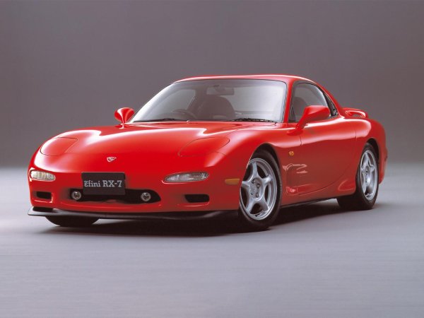 Странното е, че имената и на трите седана започват с "MS" &ndash; съкращение от гръцкото "Meg&aacute;les Sk&eacute;pseis", което означава "Велики мисли". Безспорно най-интересният модел обаче е RX-7, който първоначално се продава в Япония само под марката Efini &ndash; точно както MX-5 се предлага единствено като Eunos Roadster.

Останалата част от гамата се състои от три седана с различни размери и ребрандирана, по-луксозна версия на минивана Mazda MPV. Тъй като Mazda създава марката Efini стриктно за японския пазар, продажбите не са особено впечатляващи. Основната причина е, че нито един от моделите не отговаря на държавните регулации за външни габарити и работен обем на двигателя, което автоматично ги класифицира като ексклузивни луксозни продукти. Това оскъпява поддръжката им още повече, тъй като купувачите трябва да плащат допълнителен годишен данък "лукс". Марката изчезва окончателно през 1997 г.
