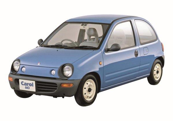 С вероятно най-интересната гама от всички, Autozam е първият подбранд на Mazda, създаден през 1989 г. Той e фокусиран основно върху компактни модели и т.нар. кей-автомобили (Kei cars), като повечето от тях са ребрандирани и леко модифицирани версии на Suzuki. Съвсем очаквано, името Autozam идва от комбинацията между "automobile" и първите три букви на "Mazda", изписани наобратно (maz -> zam).

По отношение на продажбите, основният източник на приходи за подмарката е моделът Carol, който използва техниката на Suzuki Alto, за да възроди името на легендарен кей-автомобил на Mazda от миналото. Със своя ретро дизайн и миниатюрни размери, колата изглежда като герой, излязъл директно от филм на японското анимационно Студио Гибли, и се продава като топъл хляб.

Доста разнообразната гама на Autozam включва също модели като купето AZ-3, което е брандирана като Autozam версия на Mazda MX-3, лекотоварния модел Scrum (реално Suzuki Carry) и субкомпактния седан Clef, който пък е префасониран Mazda Cronos.
