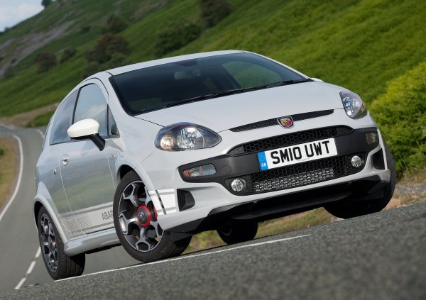 Далеч по-лесно се намира версията Abarth 500, отколкото Grande Punto. Това също е добро предложение, но пък Grande Punto с 1,4-литров бензивнов турбомотор със 157 к.с. под капака е далеч по-забавно за каране. Това супермини е вълк в овча кожа.