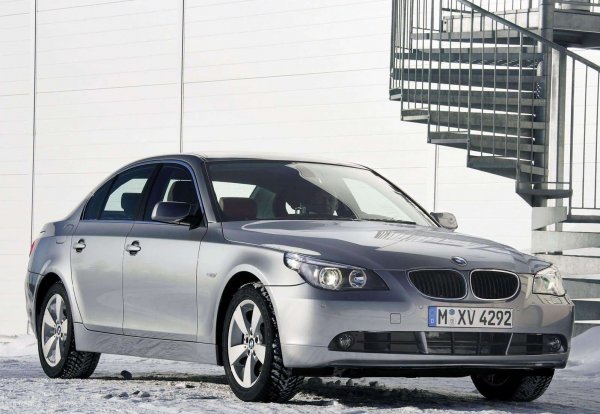 Този модел отдавна се е доказал във времето, а и изборът при него на пазара на употребявани автомобили е доста голям. За тези пари можете да се намерят бензиновите 540i и 545i (всички от поколение Е60), но далеч по-удачният вариант е 535d. Този семеен автомобил с 3,0-литров редови мотор с 6 цилиндъра и мощност 276 к.с. е отлично предложение.