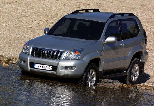 Ето нещо наистина различно, което обаче се е доказало във времето. С този автомобил можете да теглите сериозен товар, както и да преминавате през тежки терени, без да се притеснявате, че ще си останате там. Това са и причините, поради коитоToyota Land Cruiser се намира доста трудно на пазара на употребявани автомобили. Обикновено това са стари екземпляри с голям пробег, но те все още има какво да предложат.