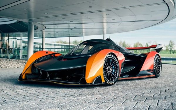 McLaren навършва 60 години тази година, но в самата компания изглежда не знаят точната дата на основаването, така че празникът беше насрочен да съвпадне с Фестивала в Гудууд.  Именно там беше показан за първи пътMcLaren Solus GT. Това е топ колата на марката, която има забрана за ползване по обществени пътища и може да се кара само на писта-.

Под капака е поставен атмосферен V10 двигател с обем 5.2 и мощност 829 к.с. Той няма как да покрие екологичните стандарти, но определено има какво да даде на феновете на високите скорости. Ускорението от 0 до 100 км/ч става за 2,5 секунди, а звукът на мотора е невероятен