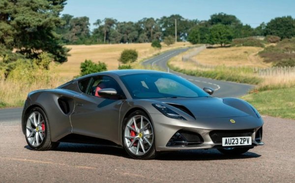 Този Lotus, чиято премиера беше в Гудууд, беше представен с известна тъга. Факт е, че това е последният бензинов модел на компанията, която реши да премине към електрическо задвижване. И в същото време това е най-мощният четирицилиндров Lotus в историята на марката.

Двигателят от AMG произвежда 360 к.с. и е съчетан с осемстепенна преселективна роботизирана скоростна кутия. Спортната кола ускорява до 100 км/ч от място за 4,4 секунди и достига максимална скорост от 290 км/ч. 