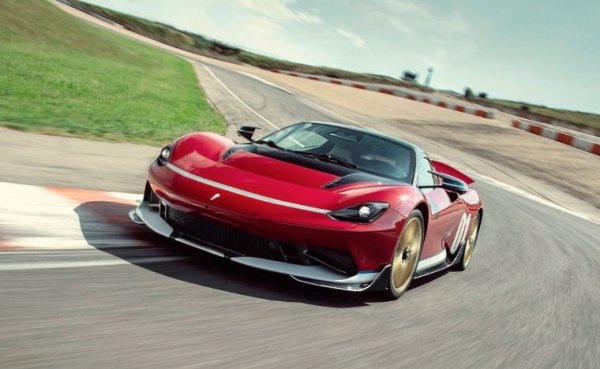 В Pininfarina решиха, че Гудууд е мястото, на което трябва да бъдат припомнени факта. Първо, че сега компанията вече не е само дизайнерско бюро, но и автомобилен производител, който произвежда електрическия хиперавтомобил Battista. И второ -че племенникът на основателя на Pininfarina  - Нино Фарина стана първият шампион във Формула 1 в историята. 

Именно в в негова чест  е подготвена специална версия на Battista. Факт е, че тя изглежда чудесно, но трябва да се припомни, че подобно на серийния модел и тази кола ползва задвижването на Rimac Nevera с 4 електромотора, развиващи 1914 к.с.