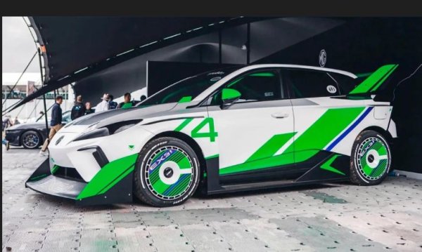 Марката MG се опитва да се върне на европейския пазар и на Фестиваа на скоростта представи прототип на състезателния хечбек EX4 в Гудууд. По принцип MG е британска марка, но от дълги години е собственост на китайския концерн SAIC и се произвежда в Китай. Сега в MG си спомнят корените, по-специално рали чудовището Metro 6R4, което се състезаваше в Световния рали-шампионат през 80-те години. 

В случая EX4 е представен като негов наследник, и то електрически. Мощността на електрическата задвижваща система е 435 к.с., така че колата трябва да е доста бърза. Уви, това не е нищо повече от работещ демонстрационен модел, който ще бъде показван на различни изложби и фестивали, но няма да бъде пуснат в серия.