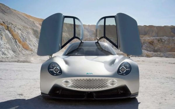 Японската компания AIM съществува от 1998 г., но досега се е занимавала изключително с предоставяне на инженерни и дизайнерски услуги на други автомобилни производители. В Гудууд компанията показа първия си &bdquo;независим&ldquo; модел  - електрическата спортна кола Sport 01. 

Между другото, нейн дизайнер е Широ Накамура - създателят на спортния автомобил Nissan GT-R. По отношение на технологиите не няма нищо изключително. Батерията с 81 кВт/ч, мощността от 490 к.с и теглоото - 1425 кг, са добра комбинация, но нищо повече. Компанията обаче сериозно възнамерява да пусне колата в ограничена серия. 