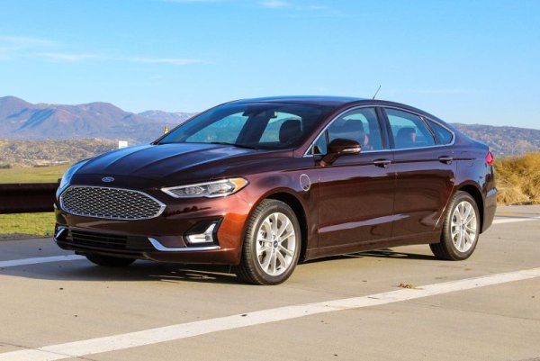 Това е всъщност автомобилът, който в Европа познаваме като Ford Mondeo. Като цяло мнението на MJ за обикновения Fusion/Mondeo е добро: според изданието този модел е заличил лошите спомени от предишния масов седан на марката Taurus. Но, както вече сте започнали да се ориентирате, авторите на класацията не харесват особено повечето хибриди. Според тях хибридната технология на Ford, използвана тук, е посредствена и не добавя никакви сериозни предимства.  
