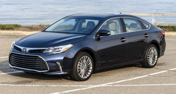 Тук проблемът не е толкова в хибридното задвижване, колкото в позиционирането. Toyota отдавна е завладяла пазара на седани в САЩ с Camry. Avalon трябваше да надгради над този успех, но купувачите видимо се затрудняваха да открият смисъл в автомобил, който струва по-скъпо от Camry, а реално предлага по-малко от него. 

