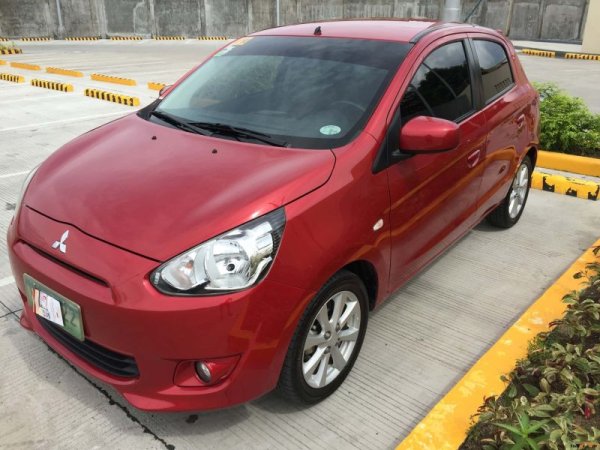 В България този модел се продава като Space Star и можем да споделим личния си опит от предишното поколение: неудобни седалки, евтин интериор, никакво обезшумяване и трицилиндров мотор, който звучи напълно идентично с центрофугата на стара българска пералня. Можете да си представите каква оценка буди този модел в Америка, която като цяло не е от силните пазари за бюджетни малки коли. 
