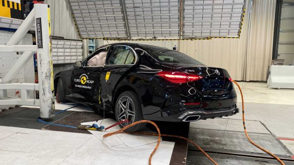 Euro NCAP провери и Mercedes C-Class, като това става повече от година след официалното му представяне. Тестваният немски седан е във версията 180 с бензинов двигател и най-виското ниво на оборудване &bdquo;AMG Line&rdquo;. Автомобилът записва много висок резултат за защита на пътниците отпред - 93%, за защита на малки деца - 89% и защита на пешеходците - 80%. 

Новата C-Class впечатлява и със своите функции за активна безопасност, които не само постигнаха резултат от 82%, но и получиха специални поздравления от Euro NCAP за технологията Car2x, способна да комуникира с други автомобили и да предупреждава водача за потенциални опасности. 